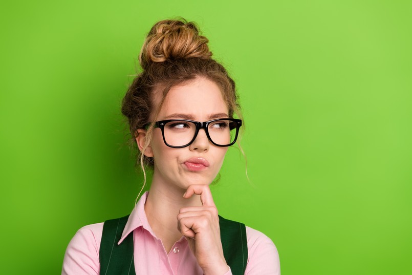 Dziewczyna zastanawia się na odpowiedziami w quizie