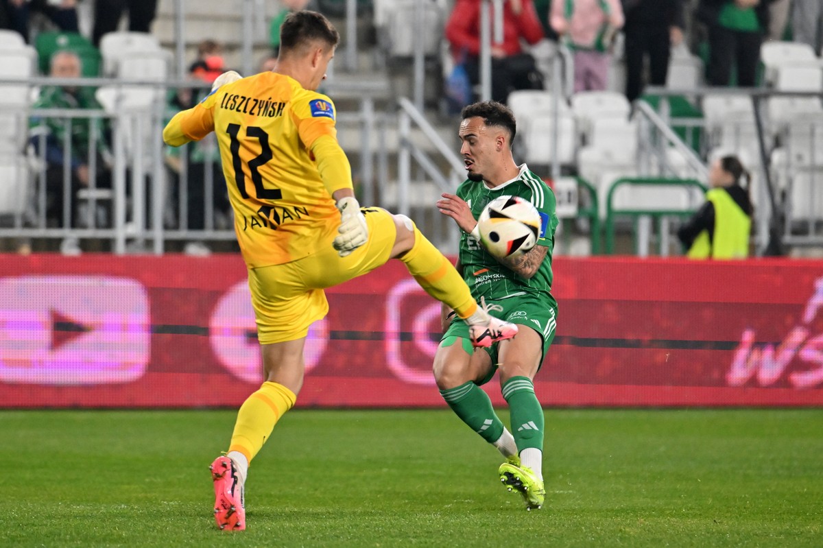 Zawodnik Radomiaka Radom Joao Peglow (P) i Rafał Leszczyński (L) ze Śląska Wrocław podczas meczu 1/16 finału piłkarskiego Pucharu Polski