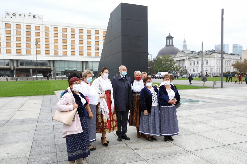 Miesięcznica w cieniu obostrzeń. Co z dystansem społecznym?!