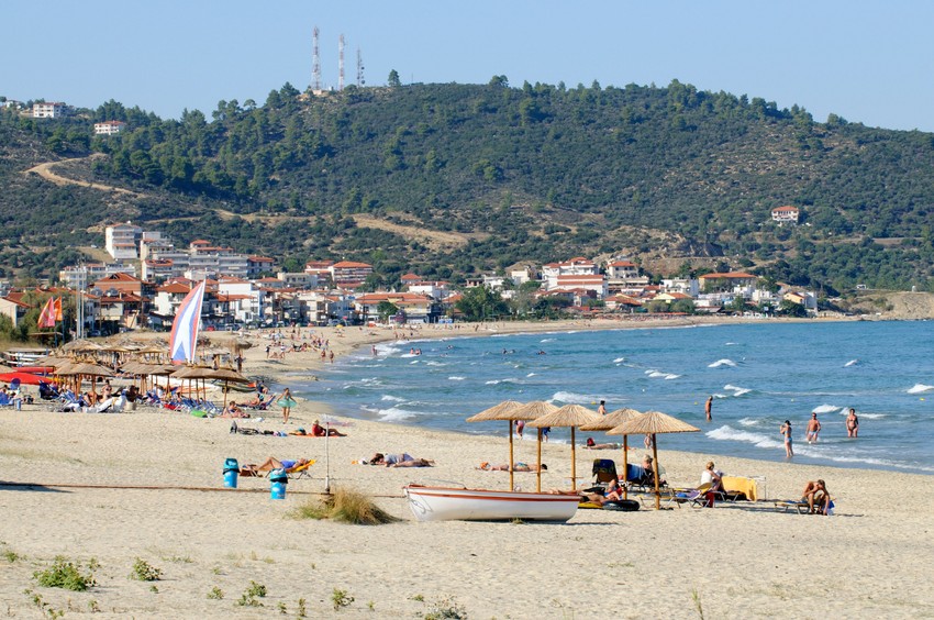 Ljudi na plaži ne slušaju spasioce koji ih mole da se ne kupaju
