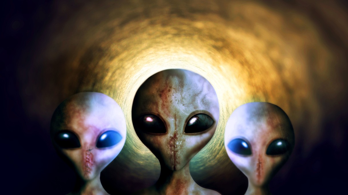 Téme UFO a možného mimozemského života sa v posledných rokoch venujú americkí politici, bývalí vojenskí piloti aj náboženskí predstavitelia. Diskusiu ešte viac rozprúdili nové odhalenia a zverejňovanie tajných dokumentov v USA.