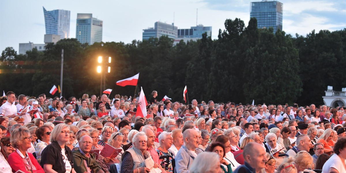 Warszawiacy śpiewają (nie)zakazane piosenki.