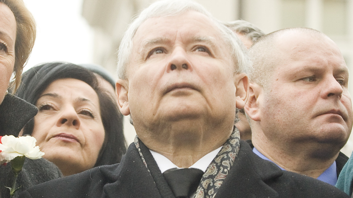 Prezes PiS Jarosław Kaczyński ocenił, że od początku tego roku mamy do czynienia z dwoma "bardzo poważnymi kryzysami". Jeden dotyczy służby zdrowia, drugi prokuratury. - I jednocześnie mamy kolejny urlop premiera, który jest po prostu nieobecny - przekonywał były premier na dzisiejszej konferencji prasowej w Warszawie. - Ja chciałem wezwać premiera do tego, żeby podjął wykonywanie swoich obowiązków - dodał.