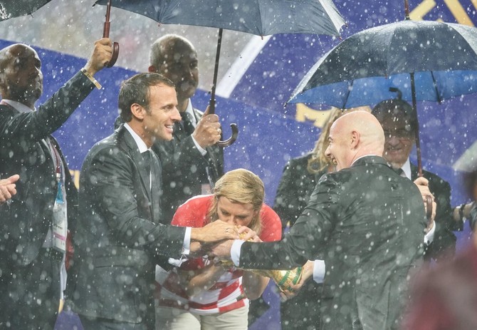 Kolinda Grabar Kitarović sa predsednikom Francuske Emanuelom Makronom i Đanijem Infantinijem, predsednikom FIFE, na finalu Mundijala 2018. u Rusiji, Hrvatska je tada zauzela drugo mesto, a Francuska postal šampion sveta 