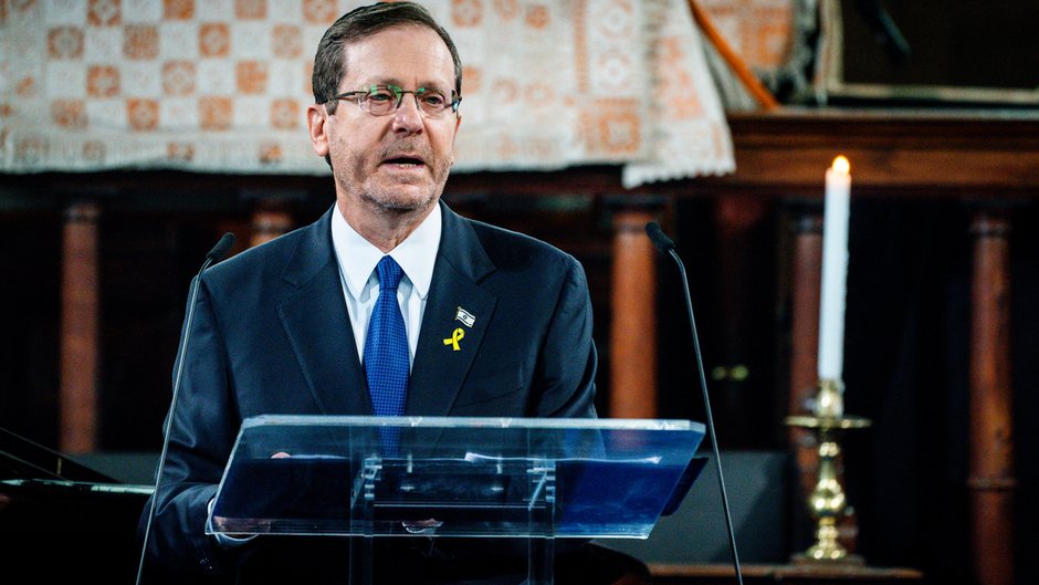 Prezydent Izraela Isaak Herzog wygłasza przemówienie podczas ceremonii otwarcia Narodowego Muzeum Holokaustu, które omawia historię prześladowań Żydów w Holandii, 10 marca 2024 r.