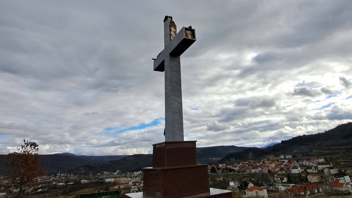 Grom ošteti krst u Trilju