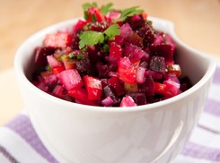 Co dodać do sałatki jarzynowej, by zaskoczyć gości? 7 niestandardowych składników