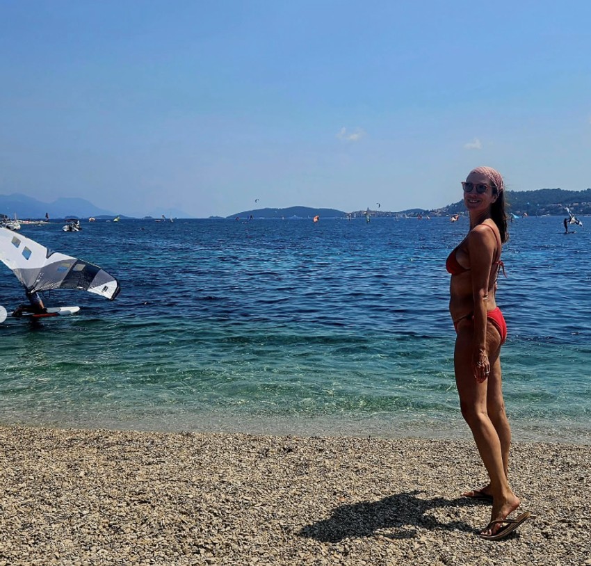 Adriana Čortan na plaži