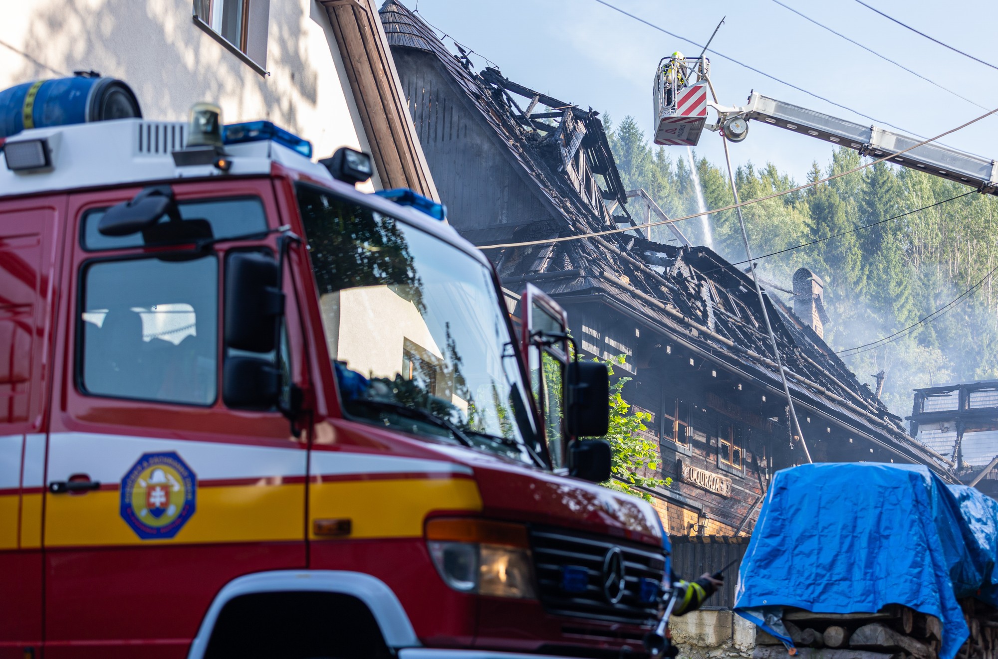 Škody po požiari penziónu a reštauračného zariadenia v Jánošíkovom dvore v obci Zázrivá.