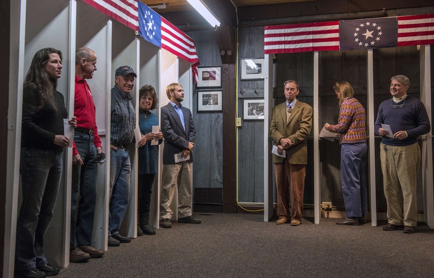 Stanovnici dva mala mesta u severnoj američkoj državi Nju Hempšir otvorili su ovogodišnje predsedničke izbore