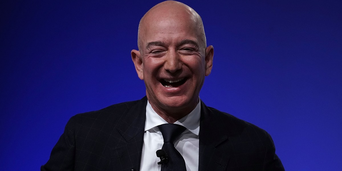 Jeff Bezos zarobił najmniej wśród prezesów najdroższych firm technologicznych, ale jego majątek rośnie nie dzięki pensji z firmy, a wzrostowi kursu Amazona na giełdzie