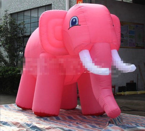 Trzymetrowy różowy słoń
