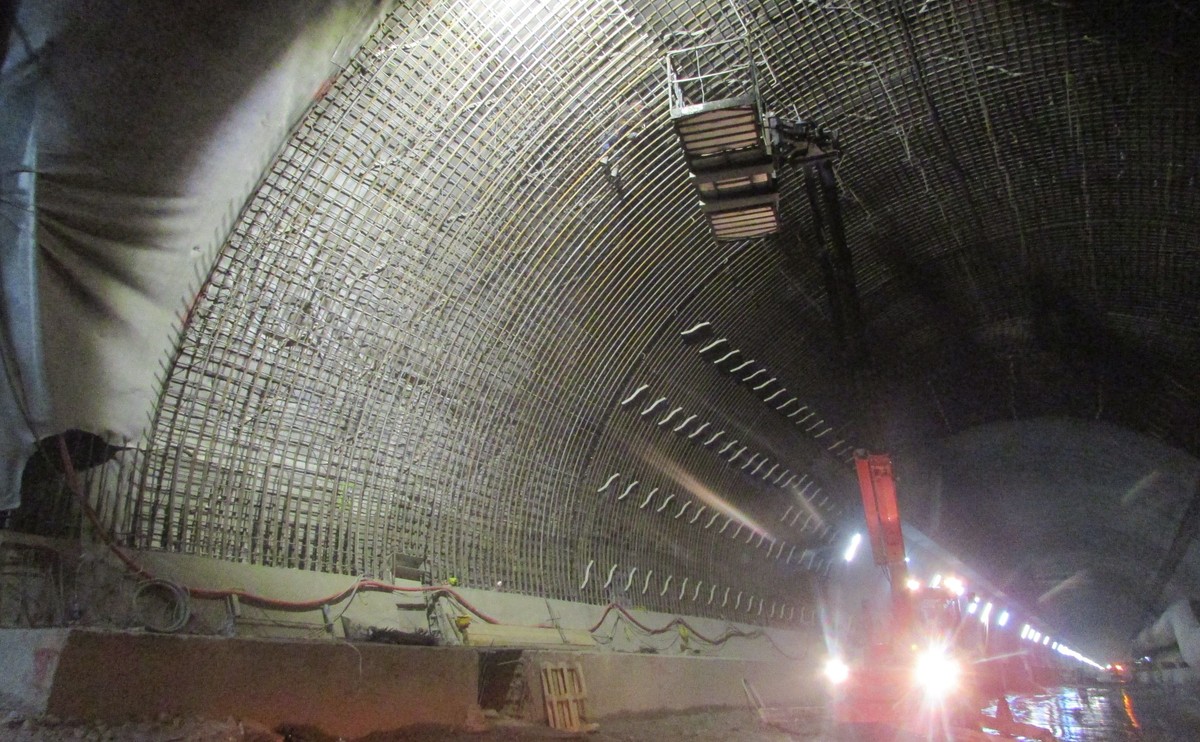 Trwają prace przy budowie tunelu z zaleceniami dotyczącymi koronawirusa
