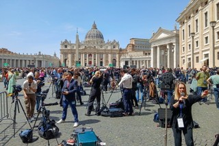 Wieczorem na placu Św. Piotra wierni zmówią różaniec za papieża Franciszka
