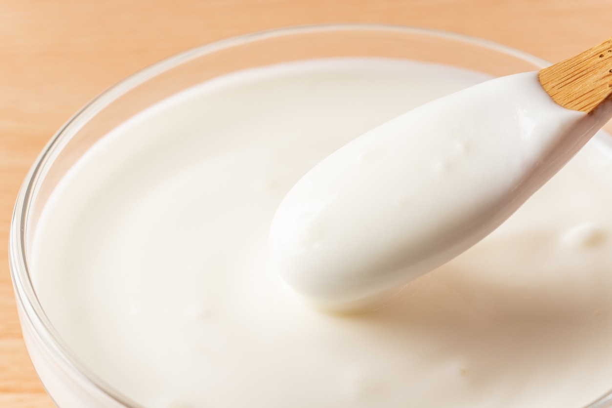 Táto hustá biela pasta vznikla zmiešaním sódy bikarbóny s vodou. Výsledok? Zázračne čistá a vybielená doska bez chemikálií.