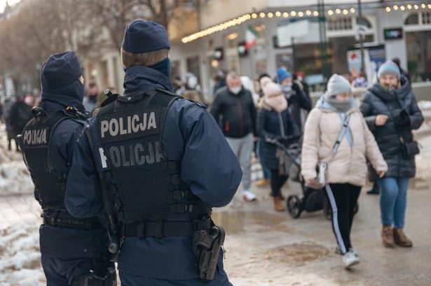 20.02.2021 Sopot , ul. Bohaerow Monte Cassino . Tlum ludzi spaceruje wzdluz najpopularniejszej ulicy w Sopocie . Mimo tlumow wiele osob nie zaslania nosa i ust . fot. Bartosz Banka / Agencja Gazeta