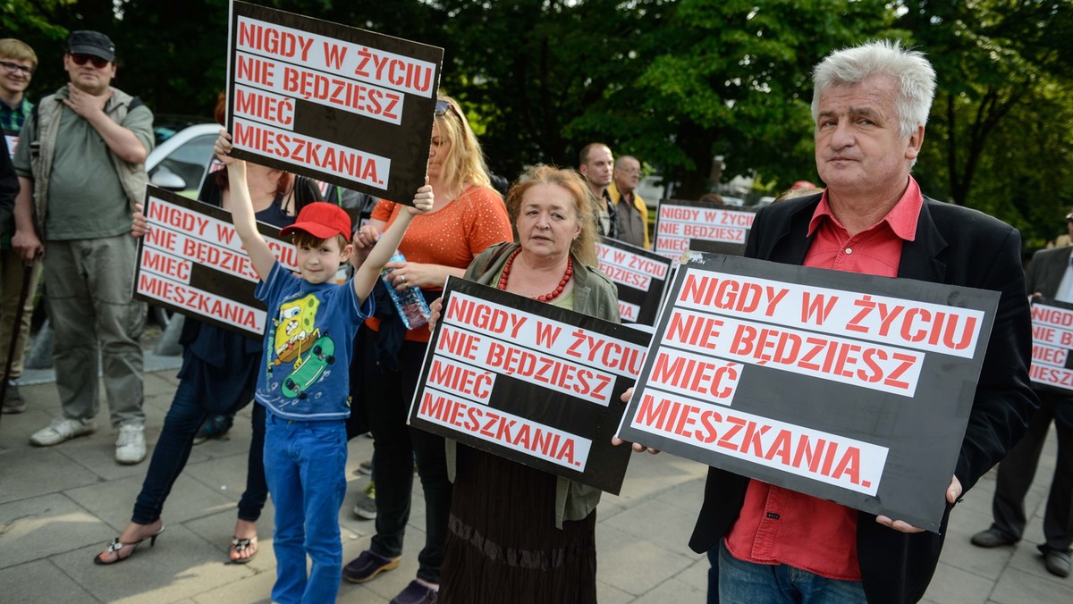 Kilkadziesiąt osób wzięło udział w manifestacji przed Sejmem w obronie lokatorów. Ruch Sprawiedliwości Społecznej rozpoczął akcję zbierania podpisów pod petycją do premier Ewy Kopacz o poparcie projektu ustawy zakazującej eksmisji osób zagrożonych bezdomnością.