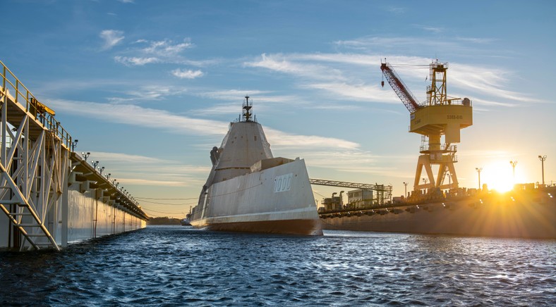 Okręt USS Zumwalt (DDG-1000) w stoczni HII Ingalls Shipbuilding. To właśnie w tej stoczni powstały wszystkie niszczyciele typu Zumwalt.