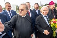 Prezes PiS Jarosław Kaczyński (C-P) oraz Dyrektor Radia Maryja o. Tadeusz Rydzyk (C) w Parku Pamięci Narodowej 