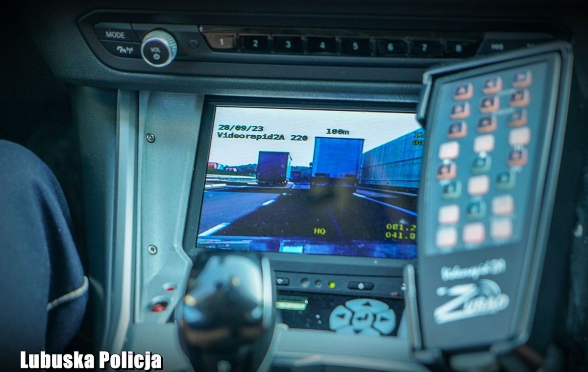 Policja egzekwuje zakaz wyprzedzania ciężarówek