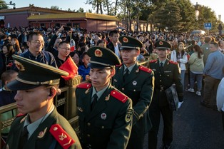Setki tysięcy Ujgurów zesłanych do niewolniczej pracy w fabrykach? [BADANIE]