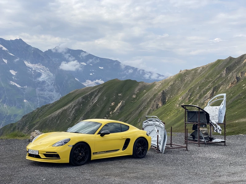 Porsche 718 Cayman T (982c) – podróż w Alpy