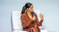 Meghan Markle levelet írt Károly királynak: Harry herceg felesége válaszokat követel apósától