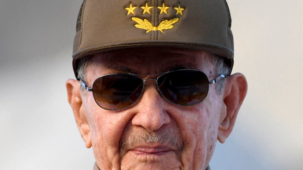 Bývalý kubánsky prezident Raúl Castro sleduje prvomájové zhromaždenie v Havane na Kube 1. mája 2025.