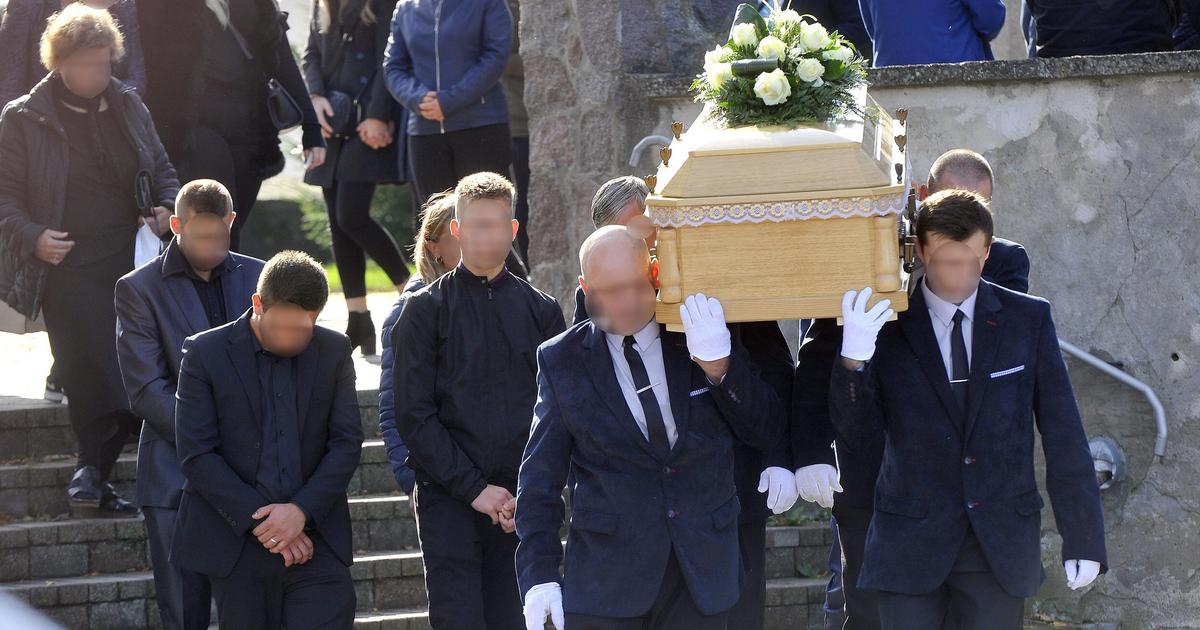 Brzozowo.  The despair of mothers over the coffin of the killed Beata Fiertek