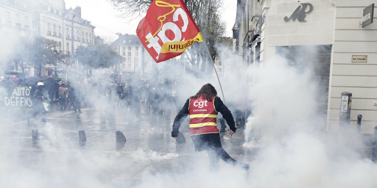 Francuzi protestują przeciwko podwyższeniu wieku emerytalnego.