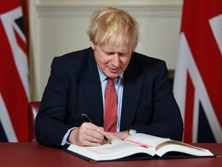 Premier Wielkiej Brytanii Boris Johnson w trakcie podpisywania oficjalnego traktatu o rezygnacji z członkostwa w Unii Europejskiej, Londyn, 24.01.2020