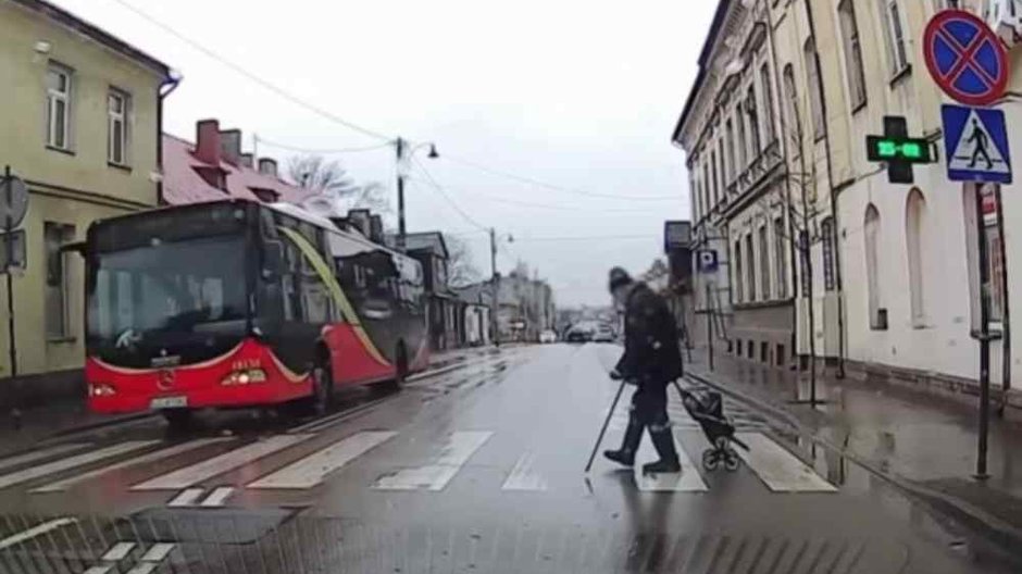 Zdaniem policji kierowca autobusu powinien otrzymać grzywnę w kwocie 1500 zł i 15 punktów karnych. Źródło: YouTube/Stop Cham