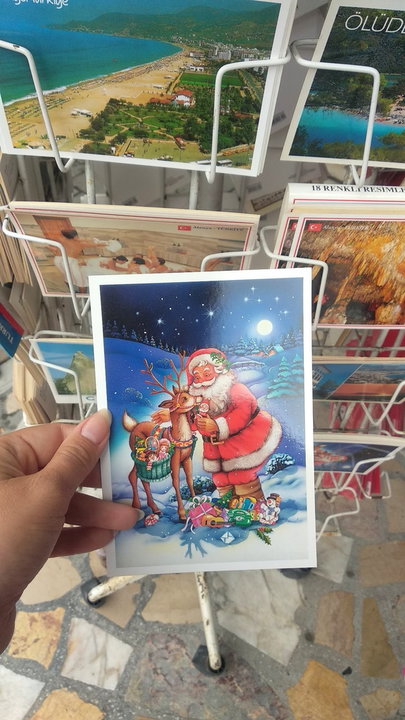 Wśród egzotycznych pocztówek, można znaleźć też świąteczną
