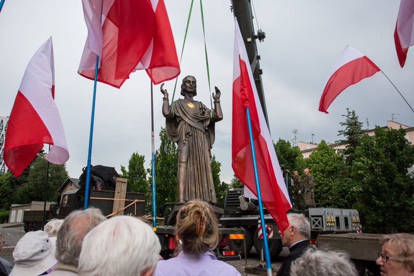 Gigantyczny Jezus eskortowany przez wojsko. Stanął nielegalnie