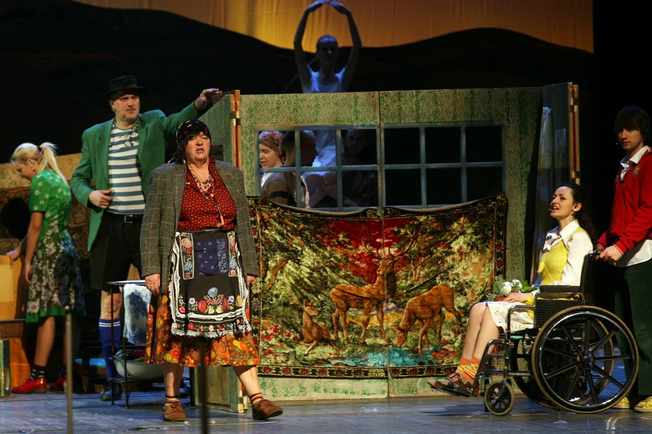 Za jesen je predviđena turneja po Francuskoj, gde će "Dom za vešanje" biti izveden u dvadesetak gradova