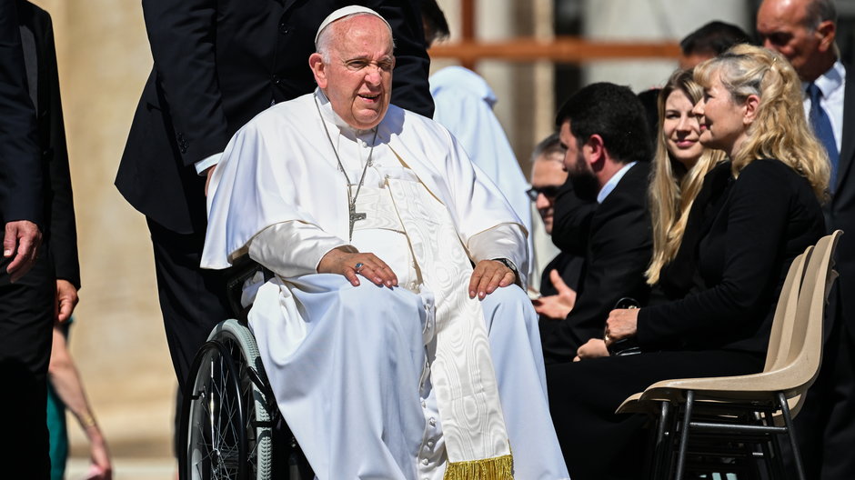 Papież Franciszek siedzący na wózku inwalidzkim podczas audiencji generalnej 7 czerwca 2023 r.