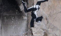 Banksy w Borodiance. Młoda gimnastyczka balansuje na ruinach