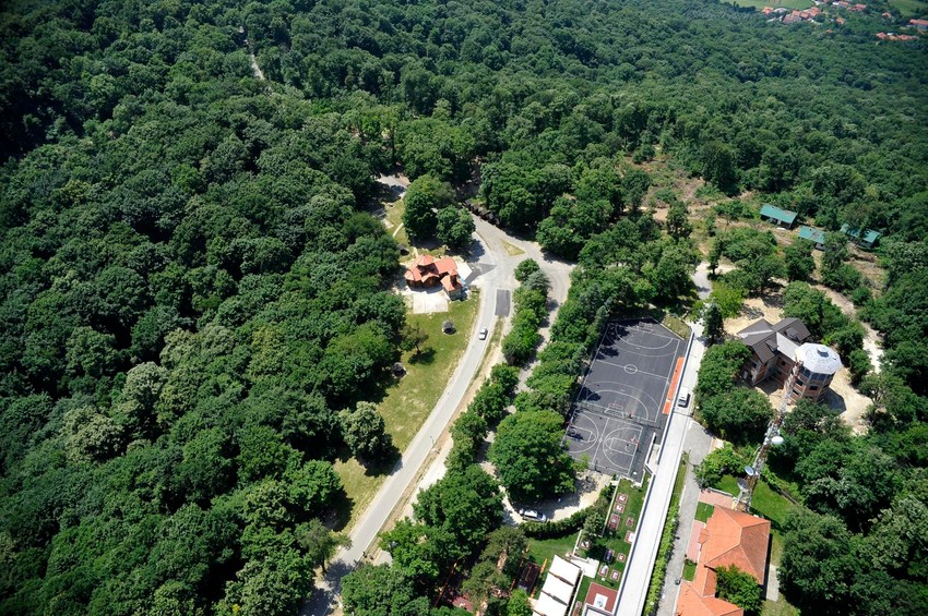 Nalazi se na samo 12 kilometara od centra Beograda, sa pogledom na Avalski toranj