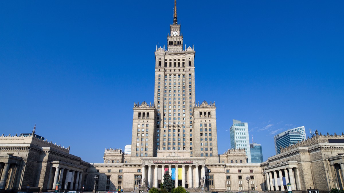 Polska Fundacja Narodowa przygotowała spot z udziałem akora i reżysera Mela Gibsona, który opowiada o odzyskaniu niepodległości przez Polskę. W klipie z panoramy Warszawy usunięto Pałac Kultury i Nauki. Biuro prasowe PFN poinformowało, że wizerunek PKiN został wycięty ze spotu z przyczyn prawnych.