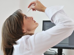 Praca przy komputerze nie musi zepsuć ci wzroku. Jak dbać o oczy?