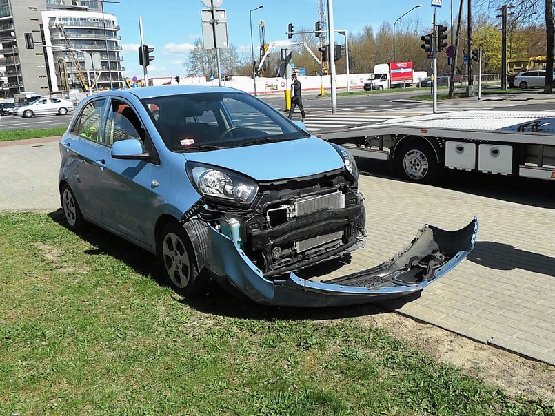 - W kolizji na skrzyżowaniu al. Wilanowskiej i Rolnej uczestniczyły dwa samochody osobowe: kia i BMW. W wyniku zdarzenia nikt z uczestników nie ucierpiał - powiedziała w rozmowie z "Faktem" Edyta Adamus z biura prasowego Komendy Stołecznej Policji.