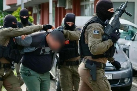 (FOTO) OVAKO JE UHAPŠEN VOĐA OGRANKA BALKANSKOG KARTELA Specijalci u velikoj akciji: Uhapšeni i njegovi saradnici