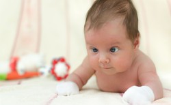 Mój niemowlak zezuje. Kiedy trzeba iść z dzieckiem do okulisty?