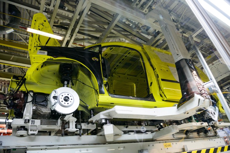 Podkreślił, że decyzja o produkcji nowego modelu Caddy w Poznaniu zabezpiecza blisko 7 tys. miejsc pracy. Przypomniał także, że w przyszłym roku w nowo budowanej fabryce we Wrześni ruszy produkcja nowej generacji samochodu dostawczego Crafter. W niej pracę znajdzie do 3 tys. osób. 
<br><br> 
fot.(jk/mr) PAP/Jakub Kaczmarczyk