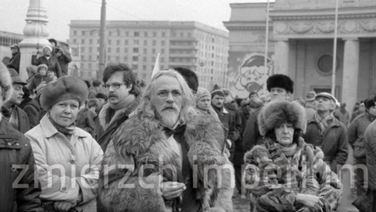 Pięćdziesiąt fotografii wykonanych przez Ryszarda Kapuścińskiego w czasie jego podróży po republikach dawnego ZSRR można oglądać od poniedziałku w ramach wystawy "Zmierzch Imperium" na wydziale teologicznym Uniwersytetu Śląskiego w Katowicach.