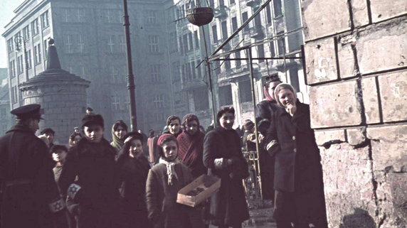 Luty 1941 r., Żydzi na ulicy Tłomackie. Fotografia Agfacolor. Źródło: Bild