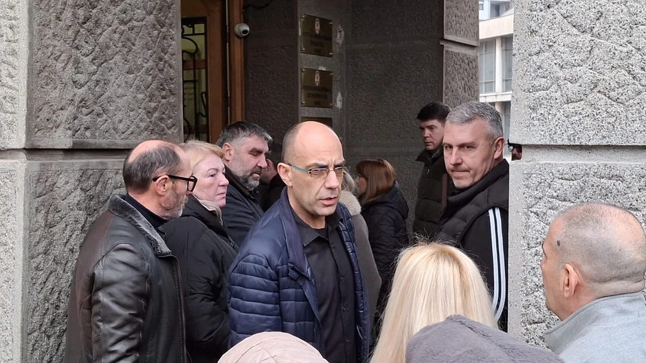 Dolazak roditelja ubijenog Andreja sa roditeljima iz Ribnikara, Dubone i Orašja u Viši sud u Nišu