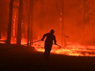 Zmiany klimatyczne są już faktem. Na zdjęciu walka strażaków z pożarami w Australii