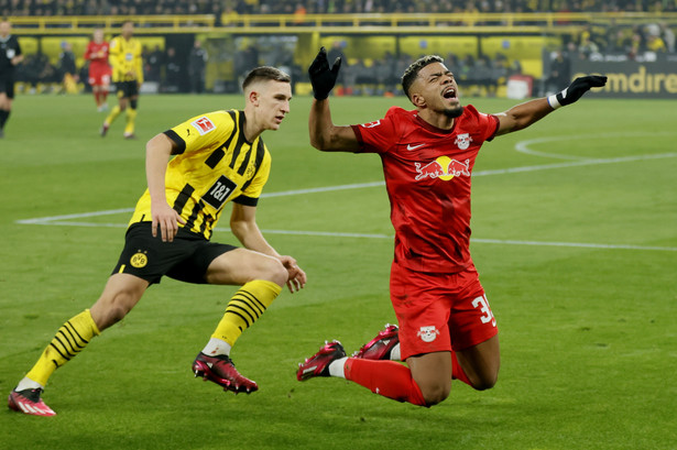 epa10501390 Dortmund's Nico Schlotterbeck (L) in action against Leipzig's Benjamin Henrichs during the German Bundesliga soccer match between Borussia Dortmund and RB Leipzig in Dortmund, Germany, 03 March 2023. EPA/RONALD WITTEK CONDITIONS - ATTENTION: The DFL regulations prohibit any use of photographs as image sequences and/or quasi-video. Dostawca: PAP/EPA.