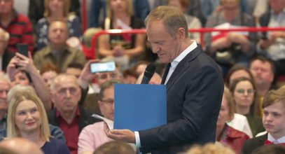 Tusk przyniósł tajemniczą, niebieską teczkę i zakpił z Kaczyńskiego. Co w niej miał?